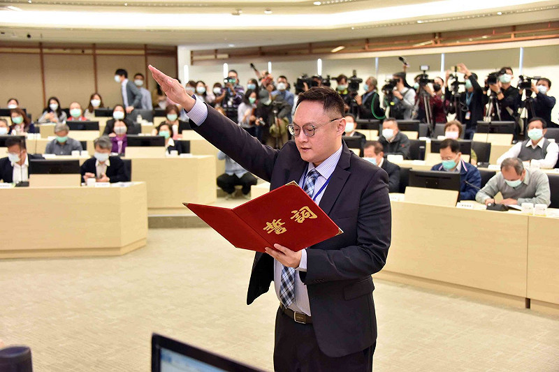 鄭照新宣誓就任高市府新聞局長。   圖：高雄市政府/提供