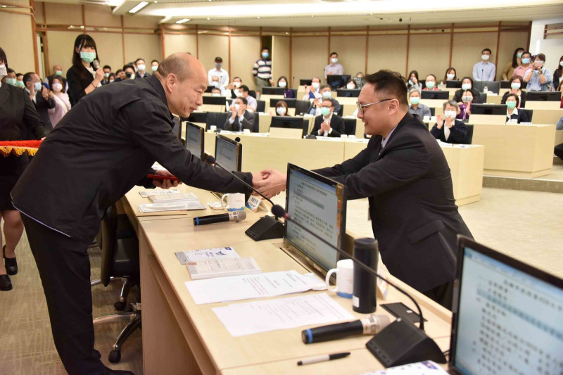 鄭照新就任高市府新聞局長，韓國瑜(左)趨前向鄭照新握手祝賀。   圖：高雄市政府/提供