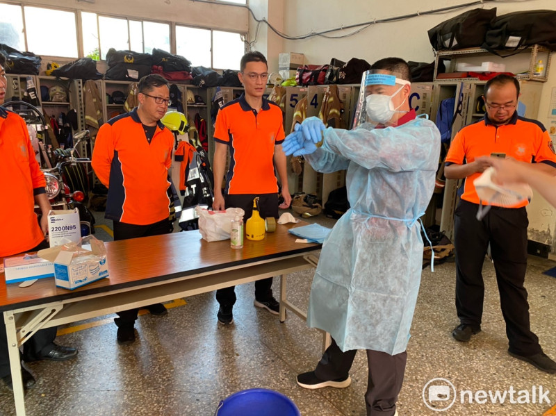 因應嚴峻的防疫工作，台南市消防局展開穿脫隔離衣演練和抽測。   圖：黃博郎／攝