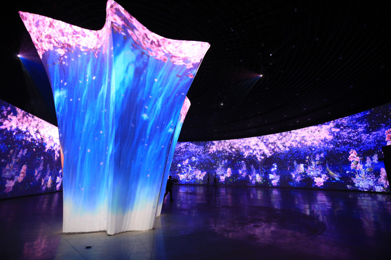 360度的投影環景效果與大型裝置藝術「生命之樹」相輝映，打造炫麗的奇幻空間。   圖：台中市政府／提供