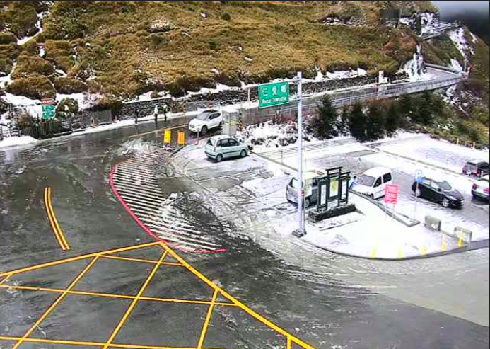 今（5）日清晨冷氣團發威加上水氣足夠，合歡山飄下雪   圖：擷取自合歡山即時影響監測器