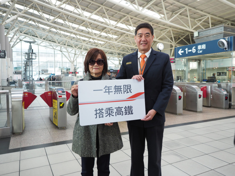 台灣高鐵第6億人次乘客出爐，幸運的高雄陳太太可獲得高鐵一年內無限次數搭乘年票。   圖：台灣高鐵／提供