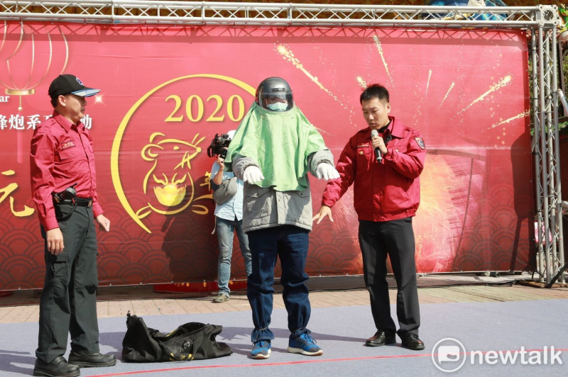台南市消防局示範參加蜂砲慶典的安全穿著。   圖：黃博郎／攝