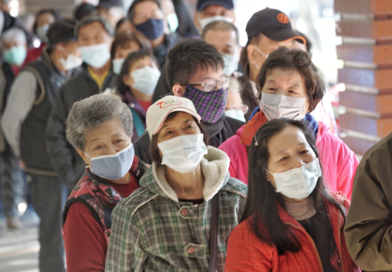 武漢肺炎疫情嚴峻，蘇一峰醫師表示，新冠病毒的傳播途徑以近距離的人與人接觸及飛沫傳染為主，戴上一般口罩、能有效預防氣膠傳播病毒的可能。   圖：張良一/攝（資料照）