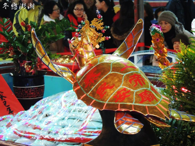 澎湖的「乞龜」是特有的元宵節民俗活動。   圖：翻攝自菊島歡樂遊臉書（資料照）