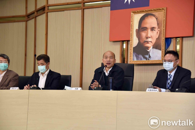 高雄市長韓國瑜(右二)脫口罩展現誠意，為口誤向漁民道歉。   圖:高雄市政府/提供
