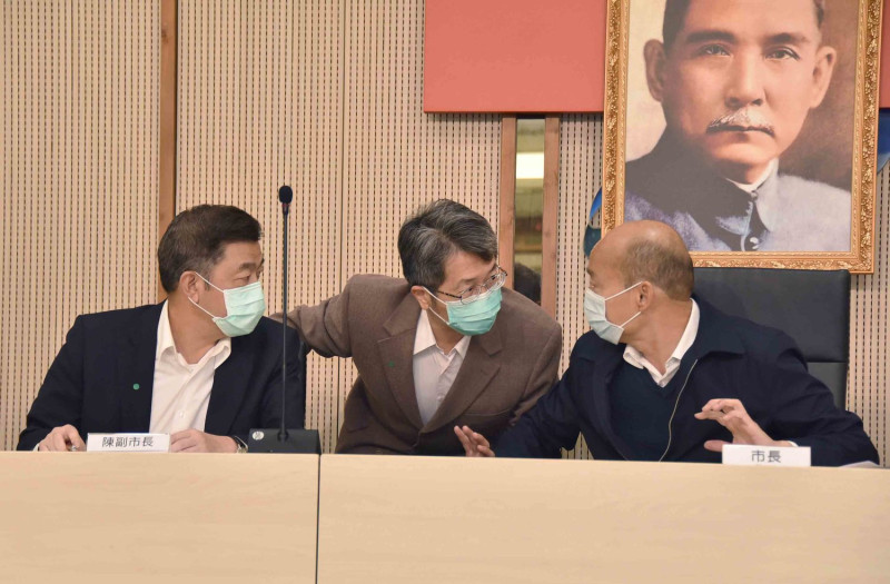 韓國瑜(右) 與相關人員討論紓困計畫內容。   圖：高雄市政府/提供
