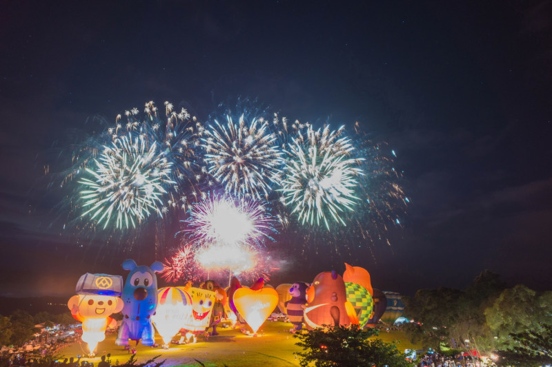台東縣政府今天（6）公布8場光雕音樂會和7場星空音樂會場次，包含2場提前開跑的光雕音樂會，讓遊客搶先體驗熱氣球盛宴氣氛。   圖：台東縣政府／提供