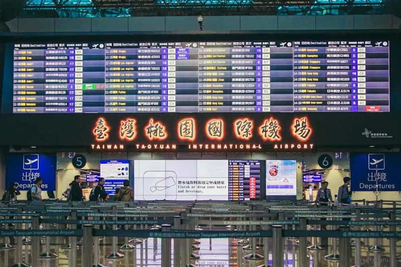疫情中心指揮官陳時中宣布，自台北時間24日凌晨0時起，將全面禁止旅客來台轉機兩週。   圖：翻攝自桃園機場臉書(資料照片)