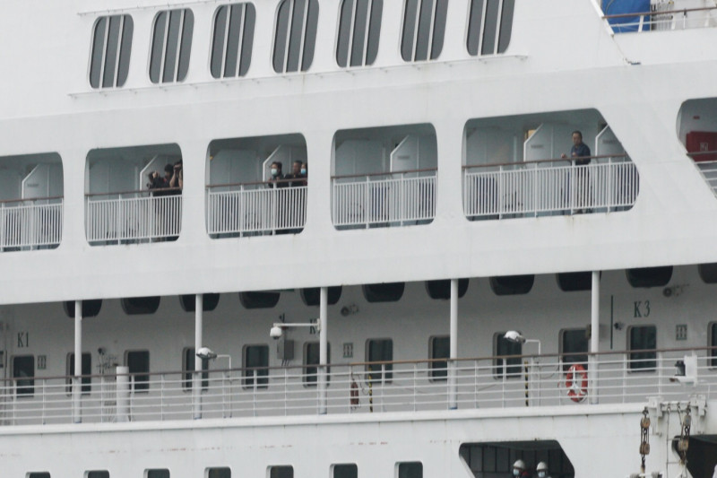 寶瓶星號的旅客，站在甲板上看著接近中的基隆港。   圖：張良一/攝