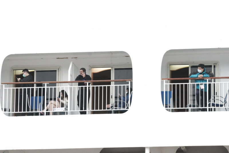 寶瓶星號的旅客在甲板上看郵輪靠港作業。   圖：張良一/攝