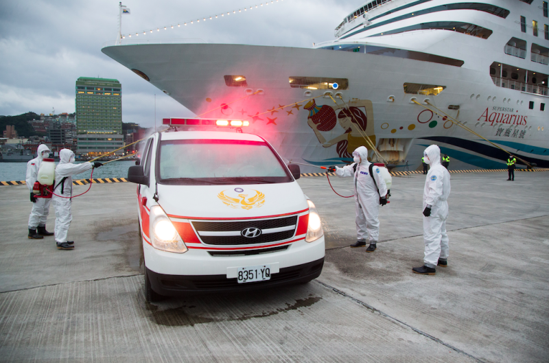 陸軍33化學兵群官兵為麗星郵輪「寶瓶星號」旅客搭乘的救護車輛實施消毒。   圖：林朝億攝