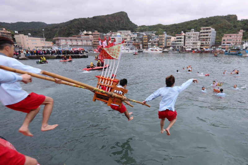 「野柳神明淨港文化祭」強調「水裡來，火裡去」，今年有百名勇士跳水祈福。    圖：新北市政府提供