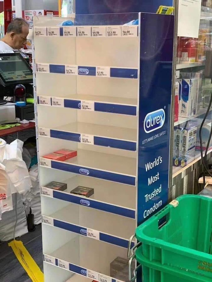 新加坡當局發布橘色警戒後，民眾開始搶購民生用品，就連保險套也缺貨。   圖：翻攝自推特