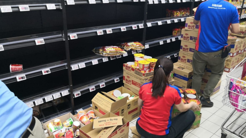 新加坡貿工部長陳振聲表示，國內有完整的供應鏈、也沒有中斷進口；店家也有足夠的庫存，並陸續上架。   圖：翻攝自Chan Chun Sing臉書