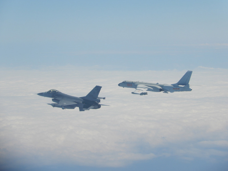 解放軍轟6機(右)機，9日上午11時許經巴士海峽由西太平洋進入宮古水道飛返原駐地，並執行遠海長航訓練，國軍F-16(左)緊急起飛監控伴飛。   圖：國防部提供