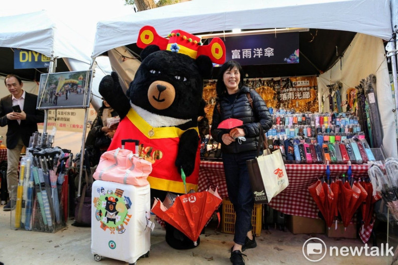 台灣觀光代言人喔熊到富雨洋傘攤位加持。   唐復年/攝