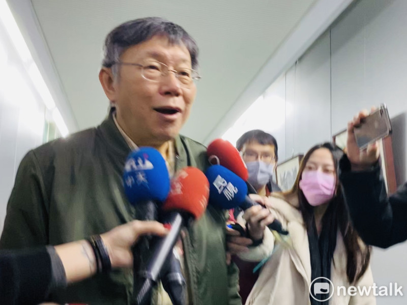 台北市長柯文哲爬完樓梯氣喘吁吁，面對媒體追問「學姊」任用爭議並未回應。   圖：周煊惠 ／攝