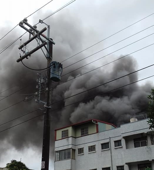 佳興冰果室失火，現場可見煙霧瀰漫。   圖：翻攝自臉書
