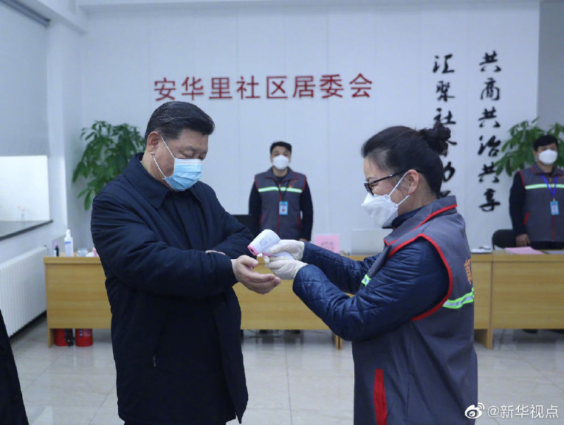 中國國家主席習近平(10日)公開曝光視察畫面，戴口罩，配合量體溫。   圖：翻攝自人民日報臉書