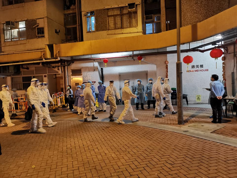 康美樓今凌晨緊急疏散民眾，並進行消毒，香港立法會議員陳恒鑌也前往關切。   圖：翻攝自陳恒鑌臉書