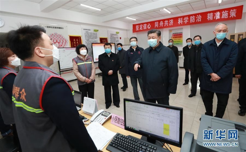 大陸國家主席習近平10日下午走訪北京市朝陽區一個社區，關心封管措施與物價平穩。   圖：翻攝新華網