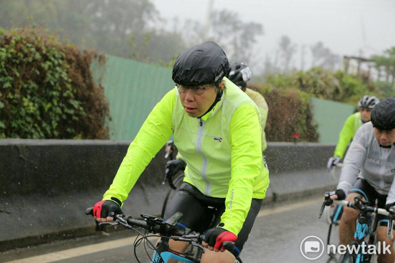 台北市長柯文哲228騎自行車再度挑戰「一日雙塔」、3月訪東南亞等都受到武漢肺炎疫情影響，取消行程或延期。圖為柯文哲過去挑戰一日雙城照片。   圖：台北市政府 / 提供（資料照）