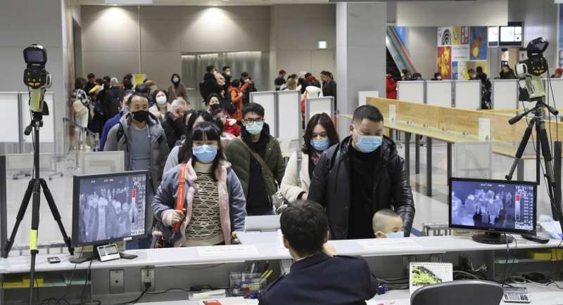 日本疫情為何失控，台灣醫師分析「日本政府的選擇一開始就是錯的、錯得離譜」，也認為東京奧運如期舉行的機率不高。圖為防範疫情，日本關西機場透過紅外線熱像儀檢測旅客。   圖：達志影像/美聯社 (資料照片)