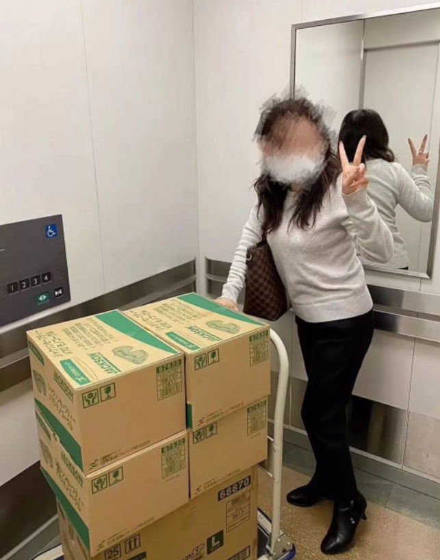 一名中國女業務宣稱自己從日本醫生「騙到」口罩。   圖：翻攝自「東京新青年」微信公眾號