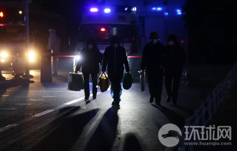 9日一輛負責轉運武漢市武昌區重症病人的公車，不但車上塞滿了重症老人，公車司機的防護裝備也不符標準。   圖：翻攝自環球網