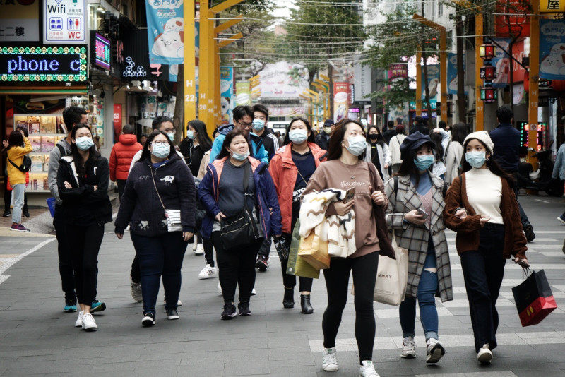 遊客們戴著口罩逛西門商圈。   圖：張良一/攝