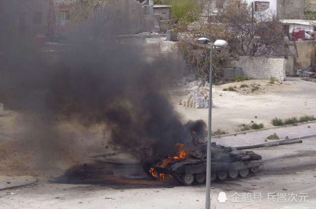 敘利亞的坦克遭土耳其F16戰機摧毀。   圖：翻攝自微信