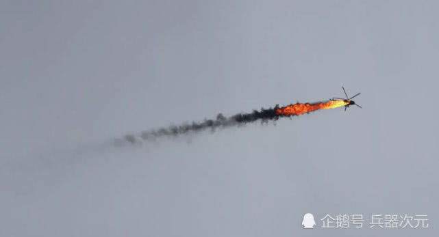 敘利亞的直升機在空中被土耳其F16戰機轟中，當場起火燃燒，機上士兵全數遇難。   圖：翻攝自微信