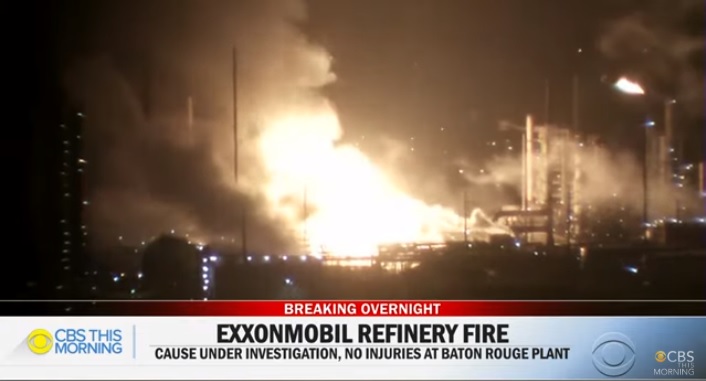美國石油巨擘埃克森美孚(ExxonMobil)位於路易斯安那州的煉油廠驚傳爆炸,所幸無人傷亡。 圖:翻攝YouTube
