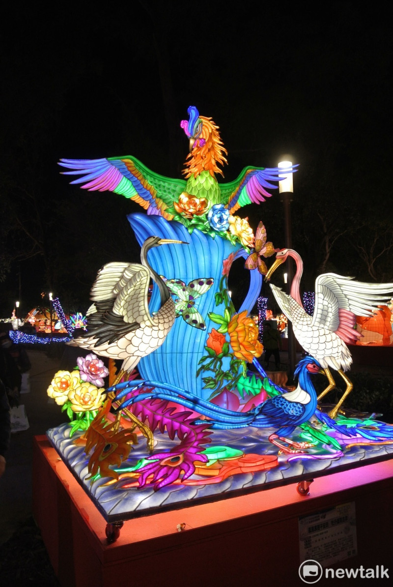由台中監獄收容人製作的「鳳凰展翅平安到，牡丹盛開吉祥來」，獲得台灣燈會機關團體組的「燈王」。   唐復年/攝