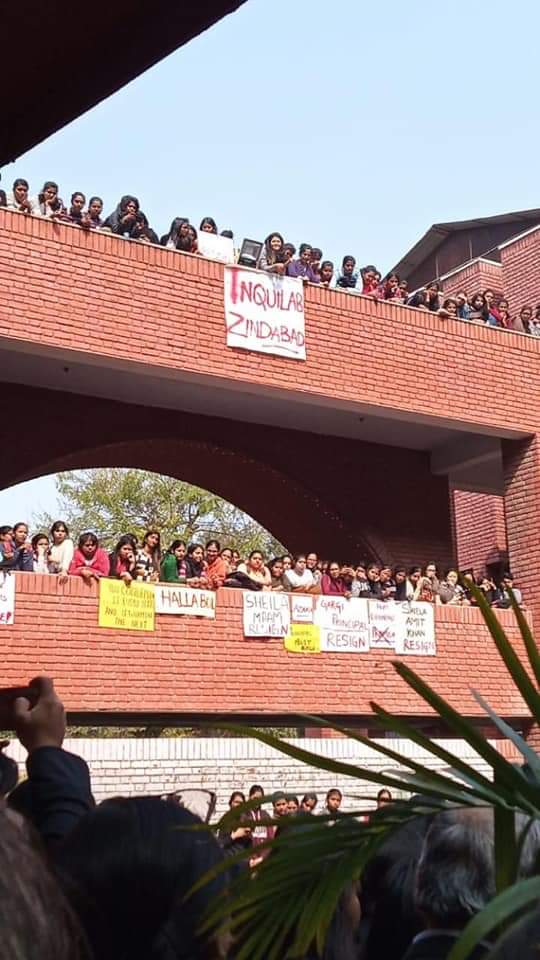 印度女校爆大規模性侵事件，多名師生出面抗議。   圖：翻攝自twitter@kawalpreetdu