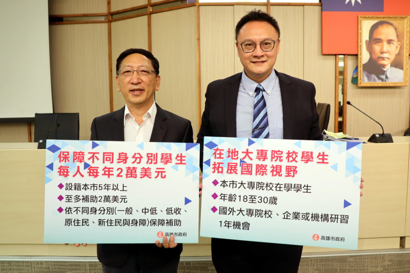 高市教育局長吳榕峯(左)強調特教服務完全不打折。   圖：高雄市政府/提供（資料照片）