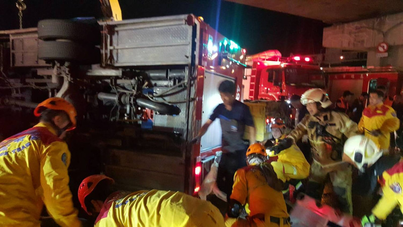 高雄市消防局鳳祥分隊水箱車車禍，警消單位出動7個分隊、17車42人前往搶救。   圖：翻攝自高雄市消防局