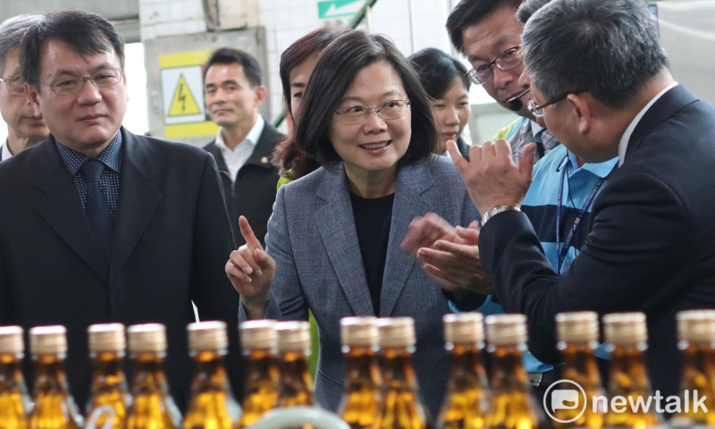 總統蔡英文14日到隆田酒廠視察防疫酒精裝瓶過程。   圖：林朝億/攝