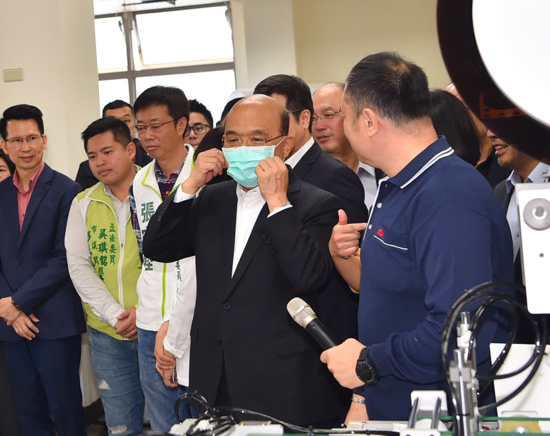 行政院長蘇貞昌今（14）天上午到新北視察口罩設備生產新機組。   圖：行政院提供
