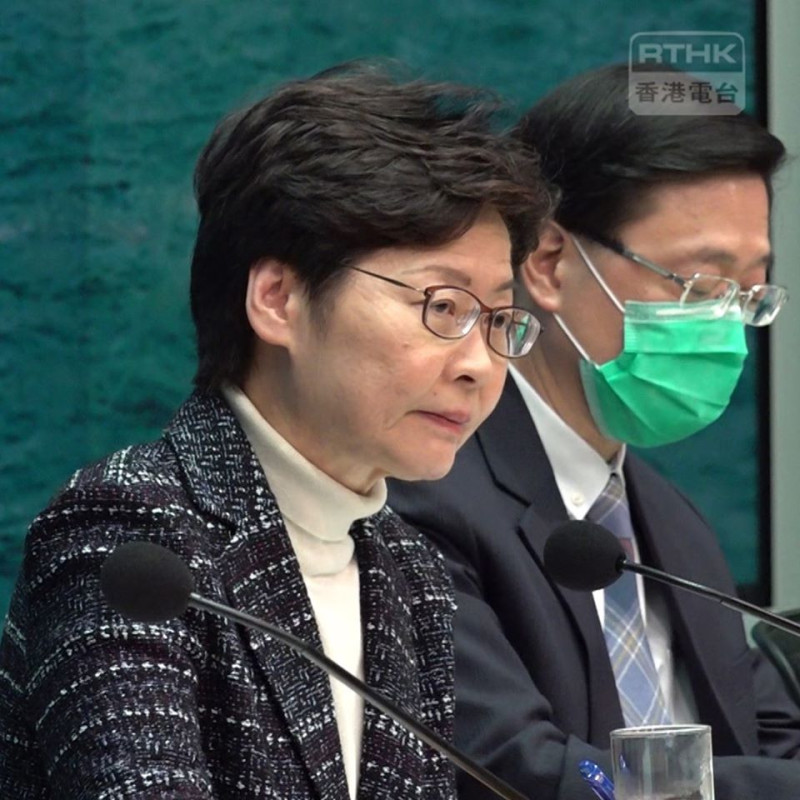 香港特首林鄭月娥今（14）晚在防疫記者會上宣布砸250億港幣（約新台幣970億元）成立「防疫抗疫基金」，並公布約20項具體援助措施。   圖：翻攝RTHK臉書
