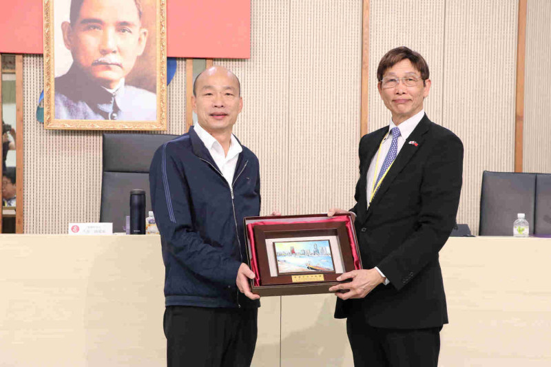 韓國瑜(左)與日本台灣商會聯合總會總會長河道台互贈紀念品。   圖：高雄市政府/ 提供