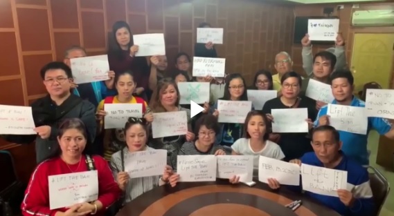 菲律賓在台灣的移工向菲國政府請願，拍攝影片要求解除對台灣的旅遊禁令。   圖：翻攝自菲律賓ABS-CBN影片