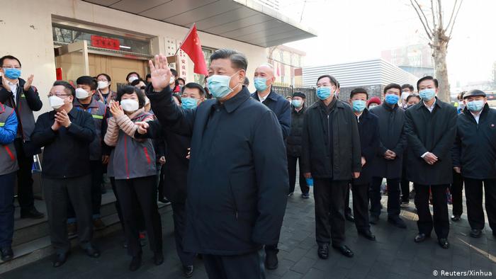 中國主席習近平口罩方法戴錯，但周圍卻沒人提醒他，引起外界熱議。   圖：翻攝自推特