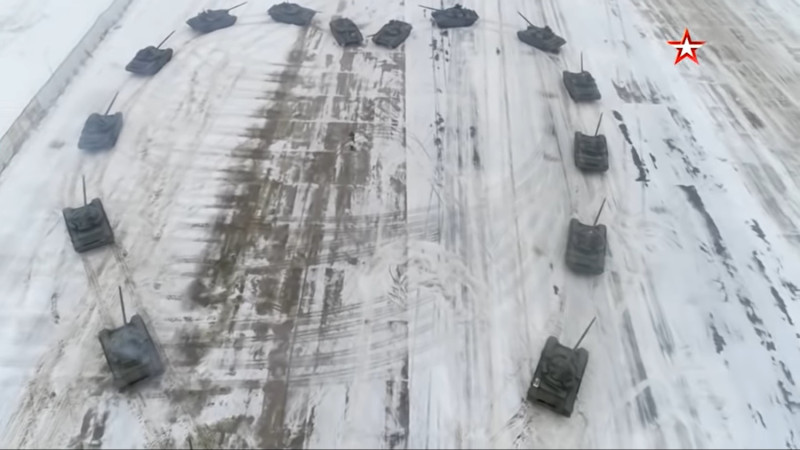 一名俄羅斯軍人為了向他女友求婚，委託同事調動16台坦克車圍成心形。   圖：翻攝自youtube