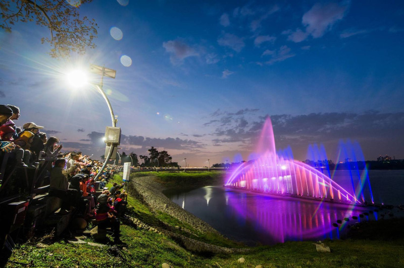 嘉義蘭潭水舞音樂噴泉經常吸引大批民眾前往觀賞。   圖：嘉義市政府/提供