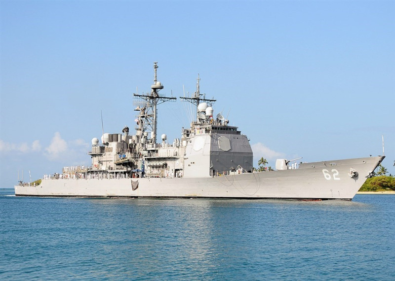 美國海軍神盾級巡洋艦「錢塞勒斯維號」過去曾行經台灣海峽。   圖：取自維基共享資源網頁，版權屬公有領域（資料照）