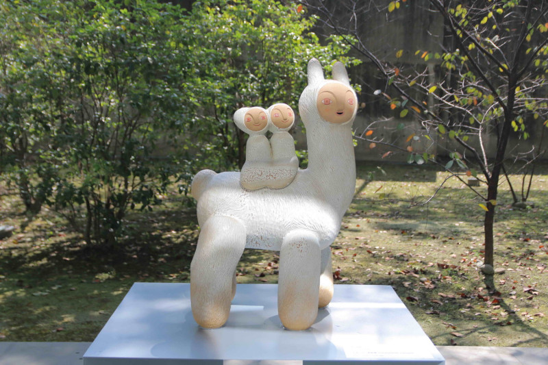 珍妮娜．米諾諾娃 (Janina Myronova)的《臺灣孩子們》，以白色為基底的兒童造型雕塑，塗鴉上鮮豔色彩更顯歡樂氣氛。    圖：鶯歌陶瓷博物館提供