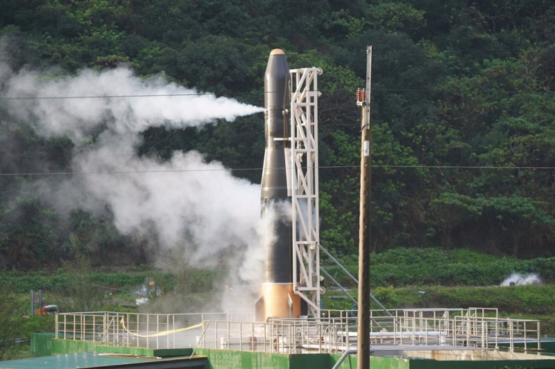 由晉陞太空科技打造的「飛鼠一號（HAPITH-I）」火箭原預定13日清晨6時至7時發射，數次測風向皆不利飛行，最後一度點火，但還是沒發射，過了7時中控中心宣布發射終止。   圖/中央社