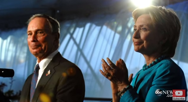美國紐約市前市長彭博（左）2016年曾在民主黨大會上演遘，加挺當時參選總統的希拉蕊。   圖：翻攝自ABC News影片
